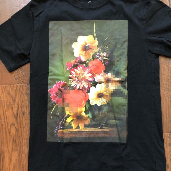 Black tee shirt with floral appliqué print - Picture 3 of 4